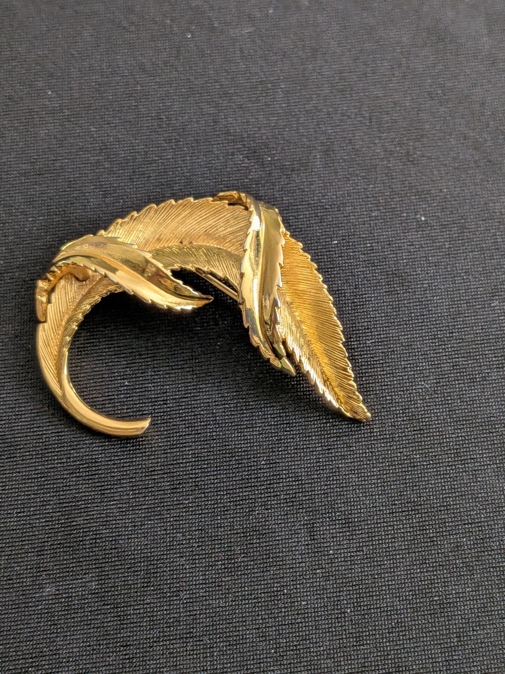 Vintage 1960s Monet Gold Leaf-Style Women's Brooch - Elegant Gold Tone